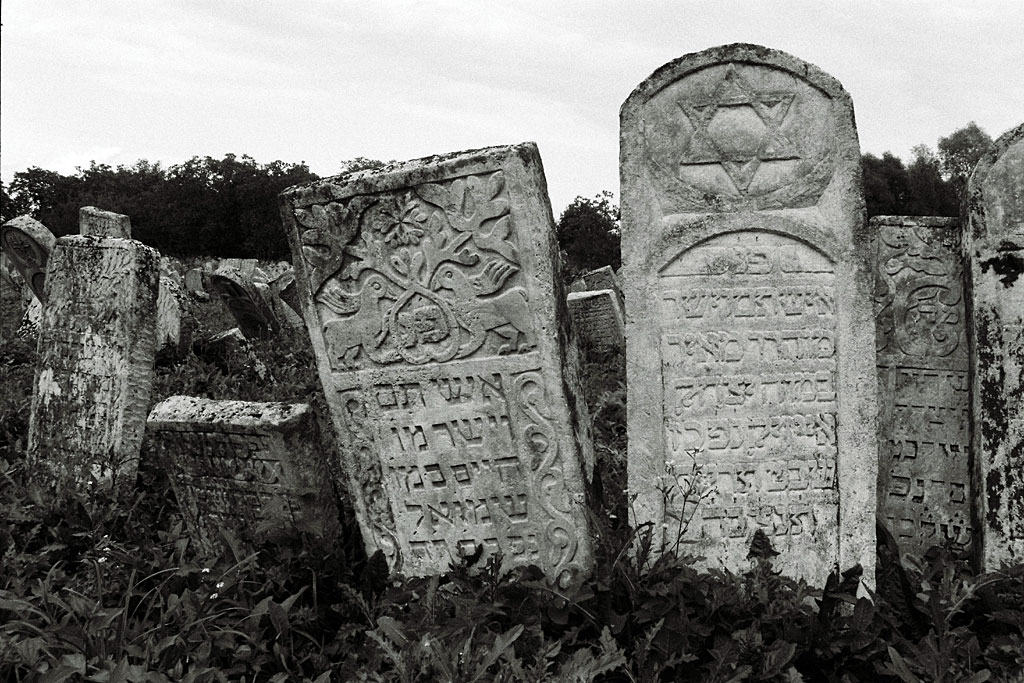 Vizhnitz Jewish cemetery