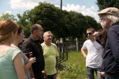 Talking with representatives of Zolochiv at the Jewish cemetery