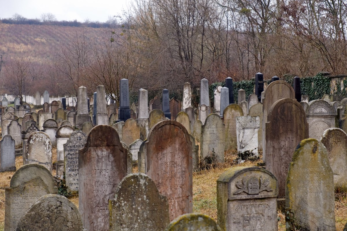 Berehove - Jewish cemetery
