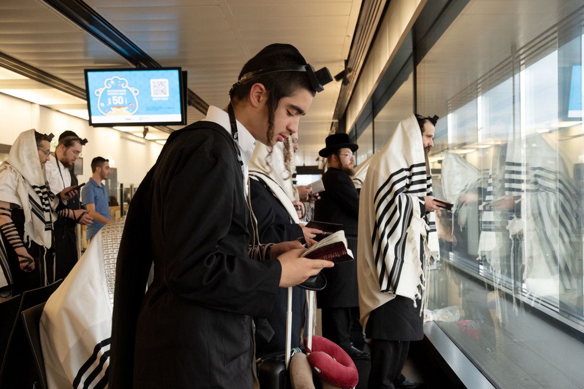Vienna airport - traveling Hasidim